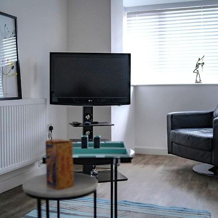 The Red House Modern Stylish Home From Home Walking Distance To Cardiff Bay And City Centre With Parking מראה חיצוני תמונה