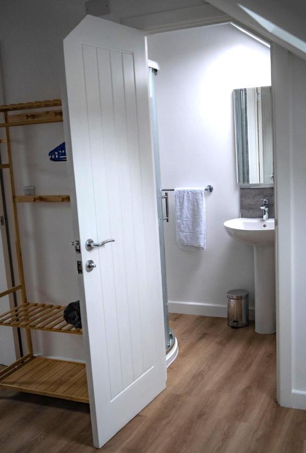 The Red House Modern Stylish Home From Home Walking Distance To Cardiff Bay And City Centre With Parking מראה חיצוני תמונה