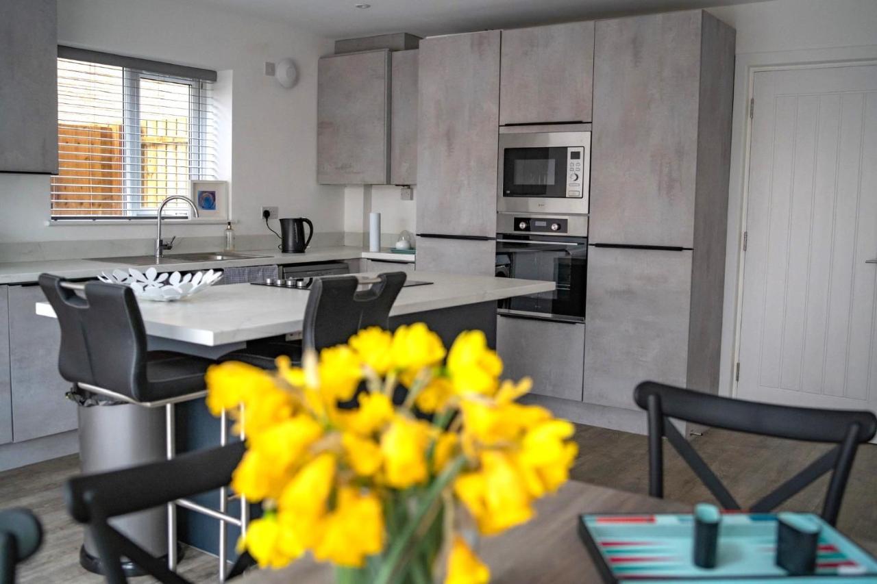 The Red House Modern Stylish Home From Home Walking Distance To Cardiff Bay And City Centre With Parking מראה חיצוני תמונה