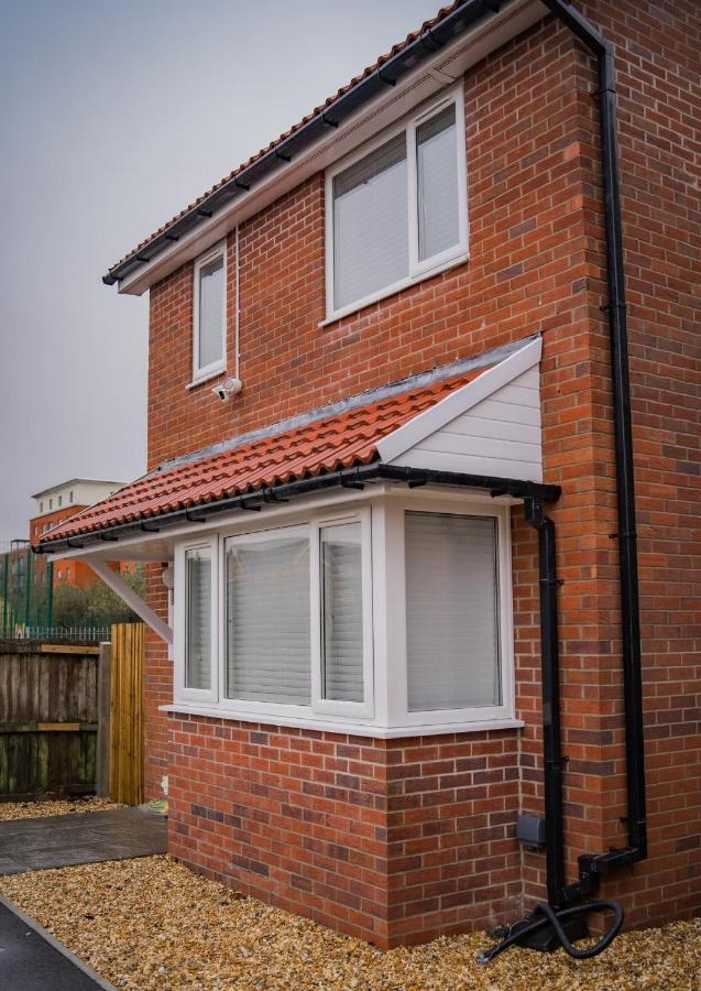The Red House Modern Stylish Home From Home Walking Distance To Cardiff Bay And City Centre With Parking מראה חיצוני תמונה